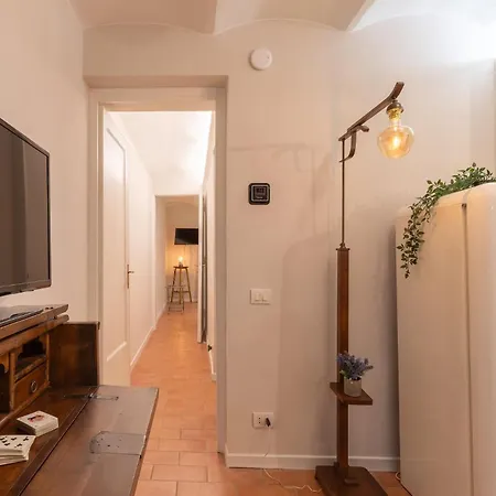 San Ambrogio Courtyard In Apartament