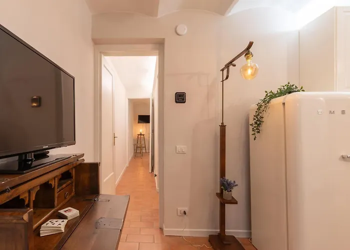 San Ambrogio Courtyard In Apartament