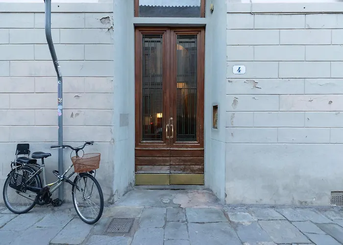 San Ambrogio Courtyard In Florencja