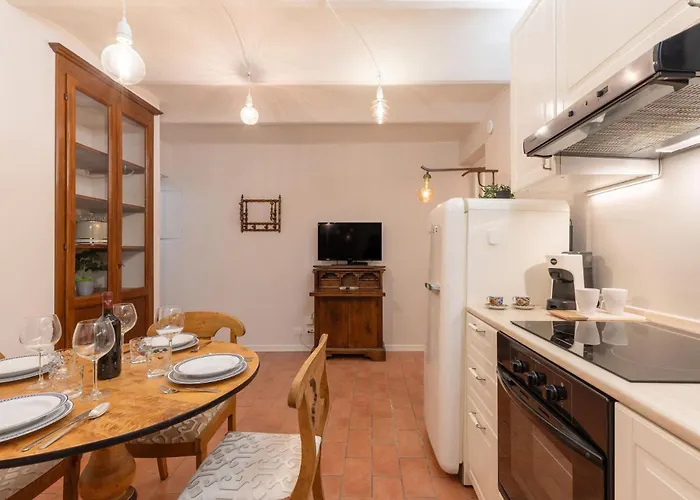 San Ambrogio Courtyard In Apartament