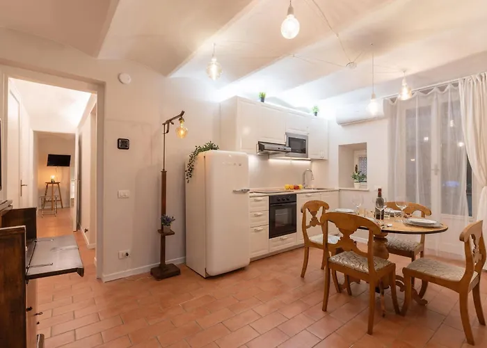 San Ambrogio Courtyard In Apartament *