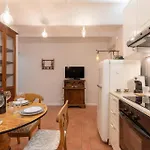 San Ambrogio Courtyard In Appartement