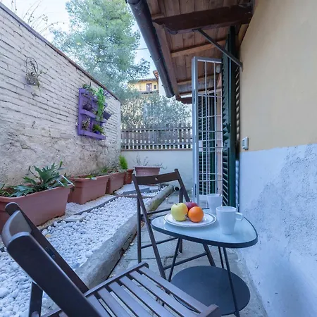 Apartmán S.ambrogio Courtyard In Florence-hosted By Thinah Florencie